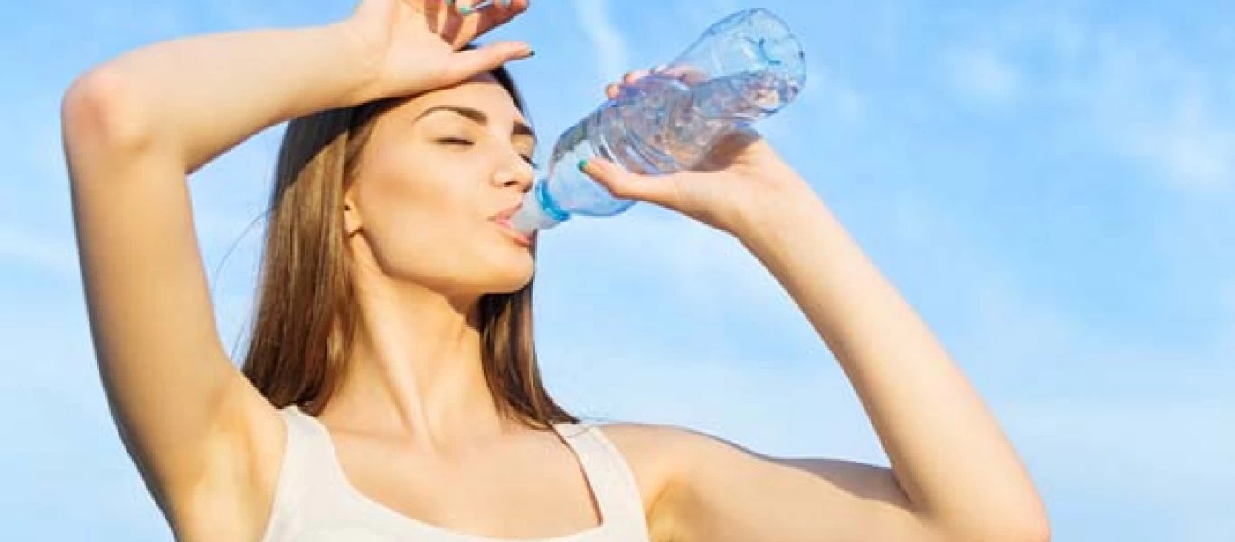 Τι λένε οι ειδικοί για το παγωμένο νερό σε συνθήκες μεγάλης ζέστης - Είναι επικίνδυνο;